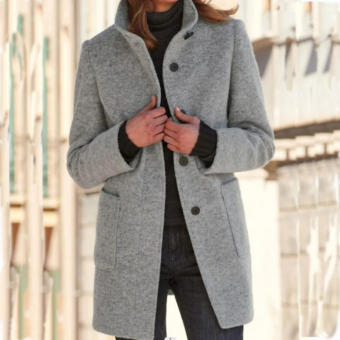 Trench-coat élégant femme pour l'hiver, couleur classique, coupe chic et chaude, parfait pour l'automne-hiver.