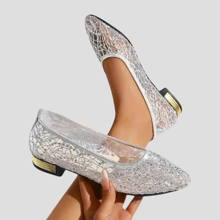 Détail des paillettes scintillantes sur des escarpins femme bout pointu élégants. Idéal pour un événement chic.