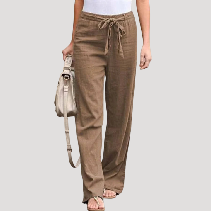Pantalon estival pour femme, en lin naturel. Sa coupe droite et sa matière respirante assurent fraîcheur et confort.