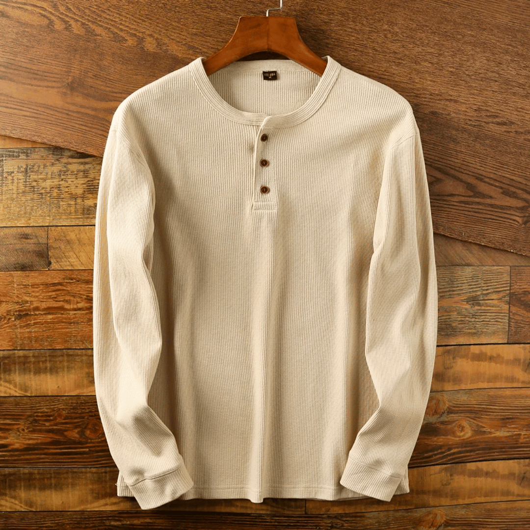 Homme portant un pull Henley décontracté, parfait pour un look casual chic et confortable au quotidien.
