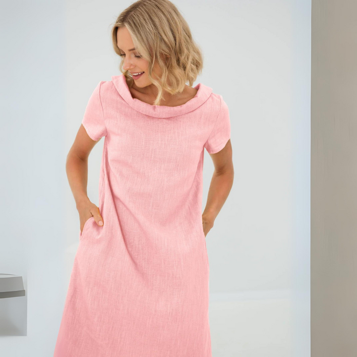 Mouvement léger d'une robe d'été fluide pour femme, parfait pour un style estival confortable et chic.