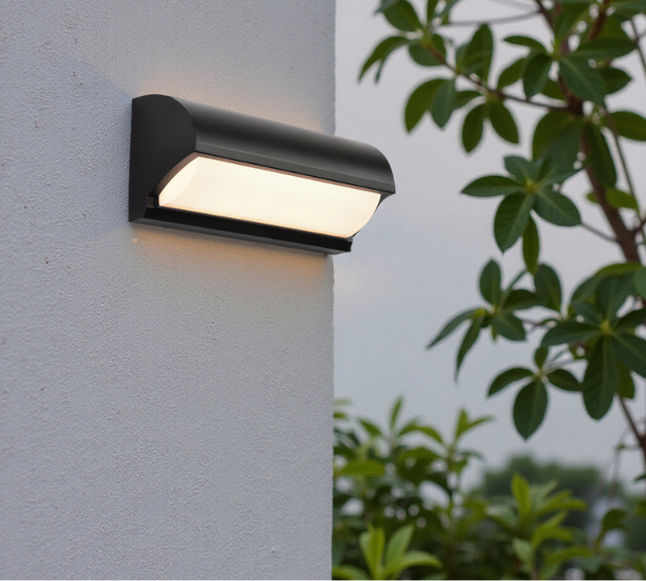 Détail lampe murale LED extérieure noire mate, design moderne épuré. Idéale pour un éclairage de façade.
