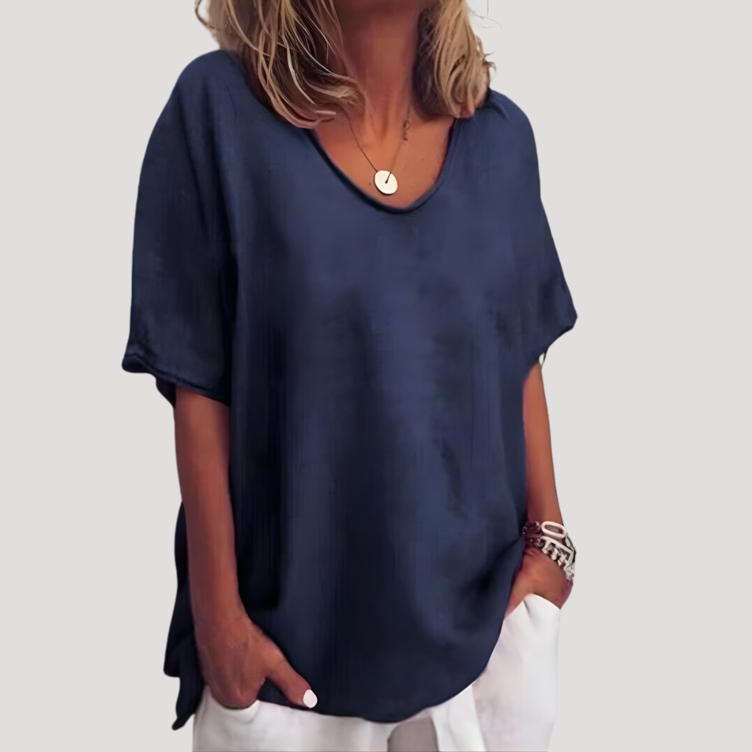 Vue de face d'un t-shirt femme ample et confortable, parfait pour un style décontracté et quotidien.