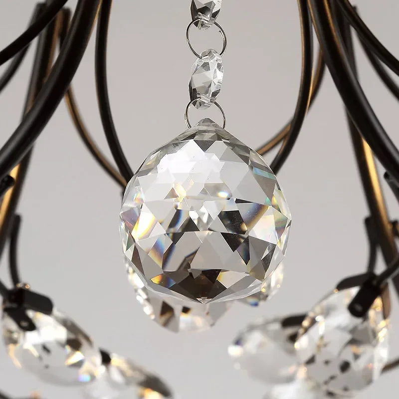 Luminaire suspendu LED en cristal pour plafond. Design moderne, apporte une touche d'élégance et de luxe.