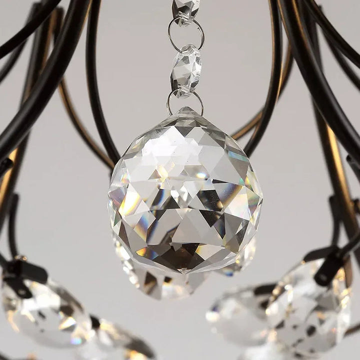 Luminaire suspendu LED en cristal pour plafond. Design moderne, apporte une touche d'élégance et de luxe.