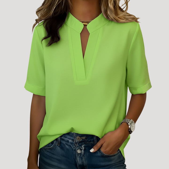 Blouse fluide femme printemps-été, col V, manches courtes. Élégance décontractée pour un look moderne et léger.