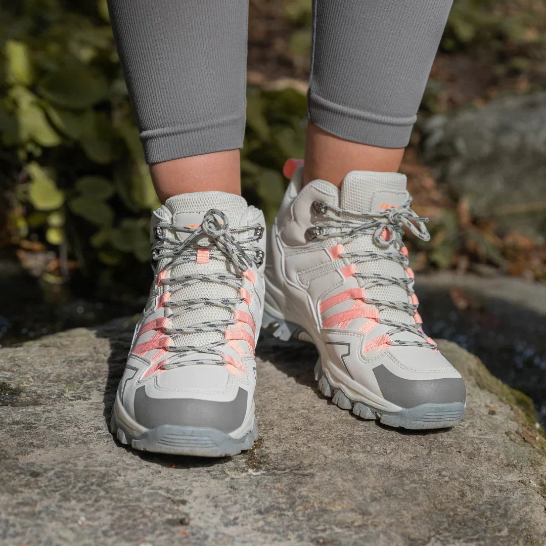 Gros plan: Tissu imperméable des chaussures de randonnée femme pour sentiers variés.