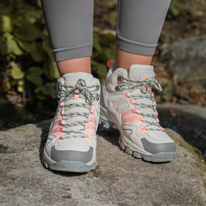 Gros plan: Tissu imperméable des chaussures de randonnée femme pour sentiers variés.