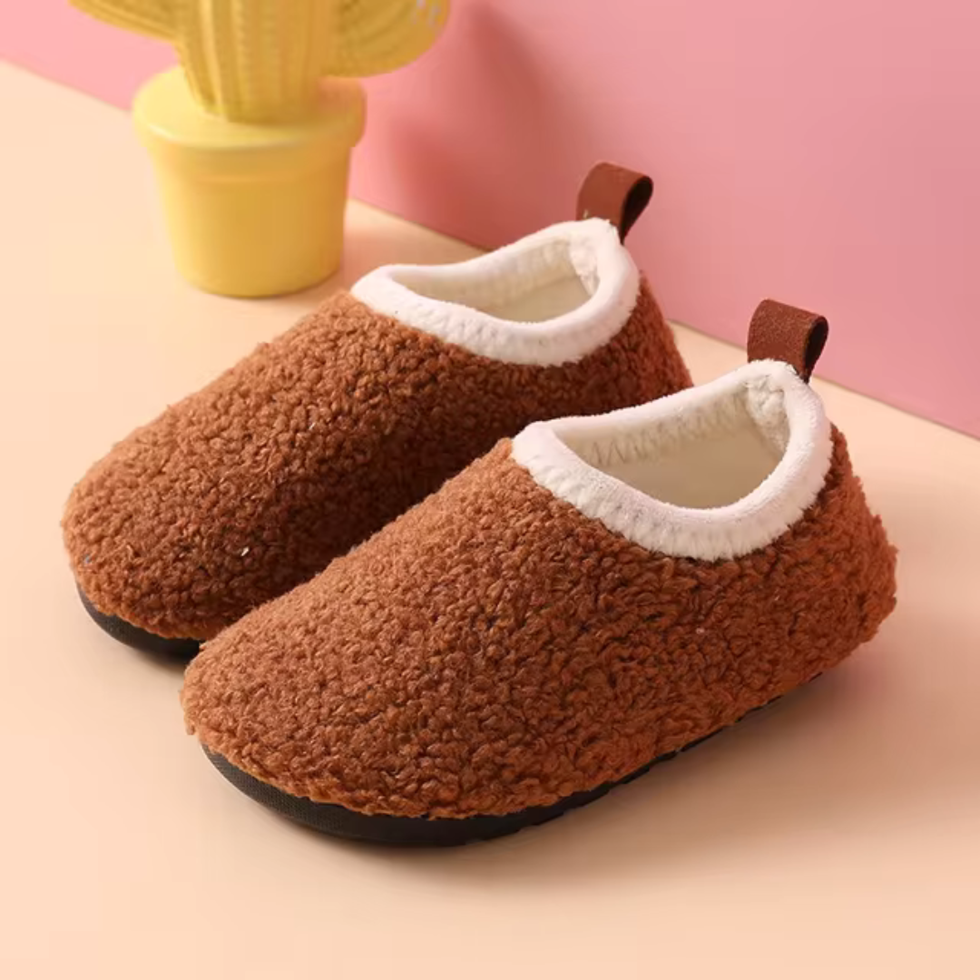 Des chaussons moelleux pour enfants, garantissant chaleur et confort douillet pour les pieds à la maison.