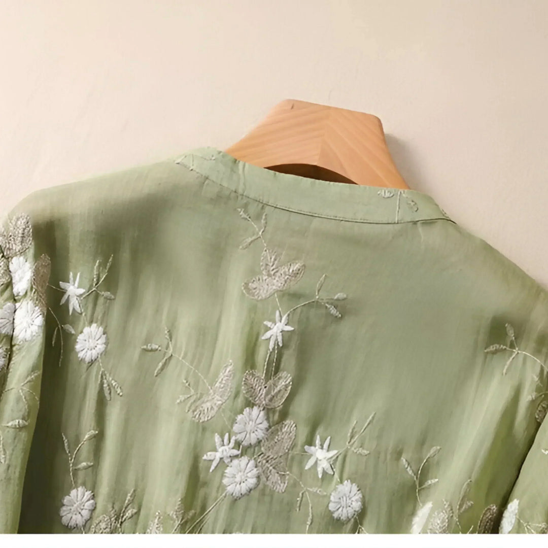 Haut fleuri femme, style romantique et aérien. Blouse imprimée florale, mode féminine tendance, chic décontracté.
