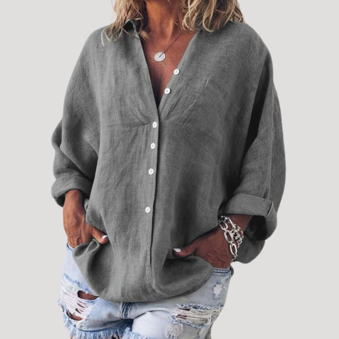 Blouse femme moderne à coupe ample, fluide et confortable, détail boutonné.