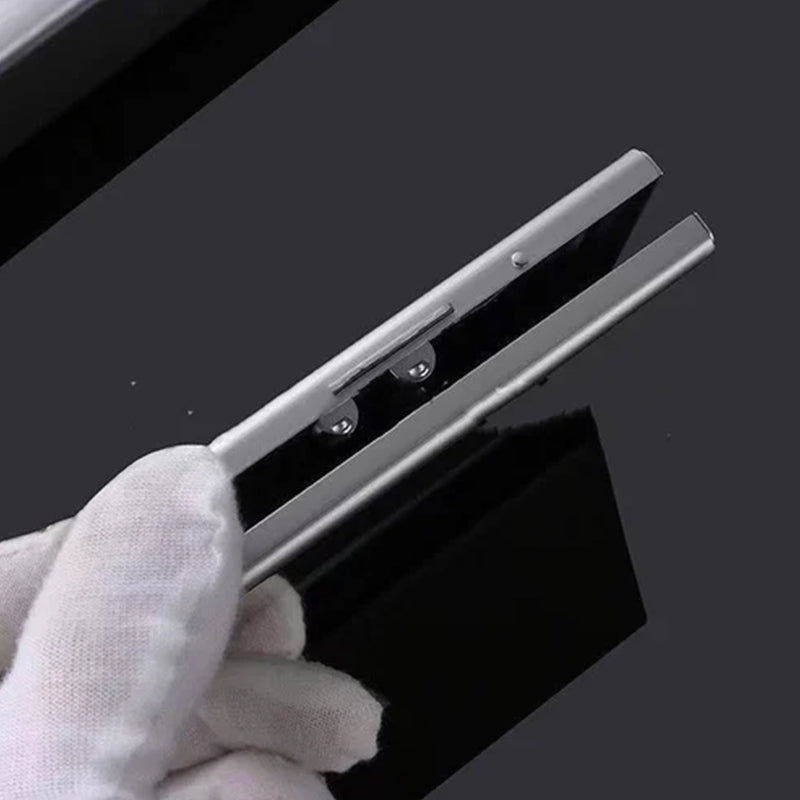 Porte-cartes métallique argenté, protection RFID antivol, accessoire indispensable et sécurisé.