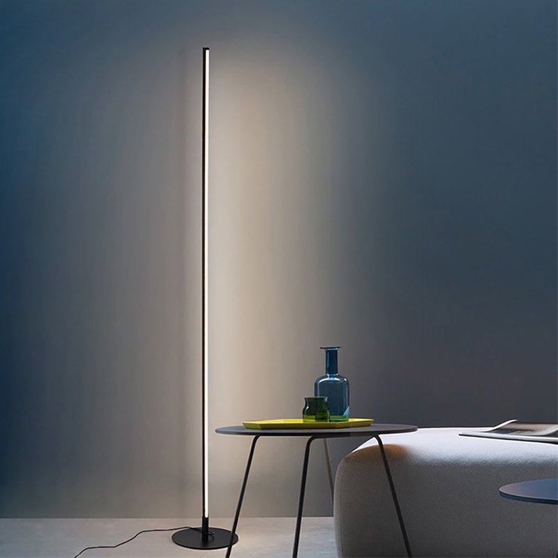 Lampe sur pied LED créant une ambiance moderne et chaleureuse, luminaire intérieur polyvalent pour tout espace.