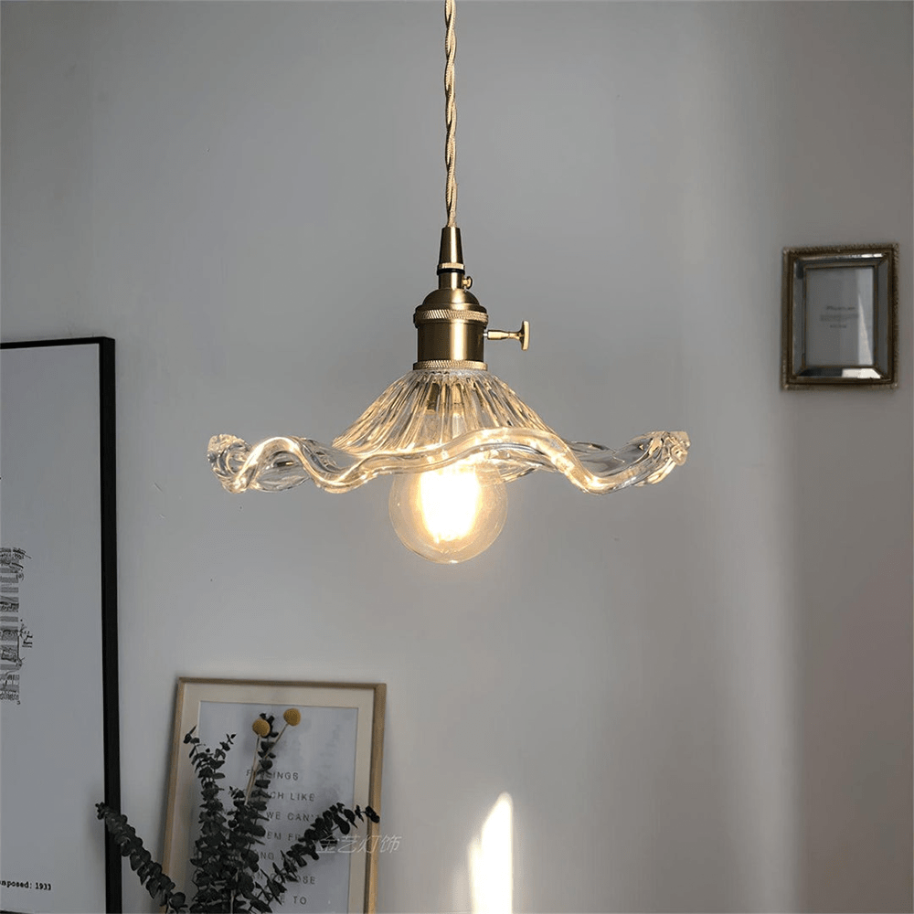 Luminaire contemporain, suspension tropicale en laiton et verre, décor chic.