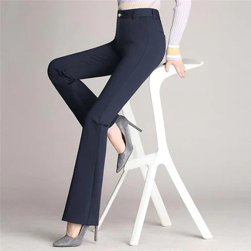 Détail du tissu extensible d'un pantalon évasé taille haute Mila, confort et mode assurés.
