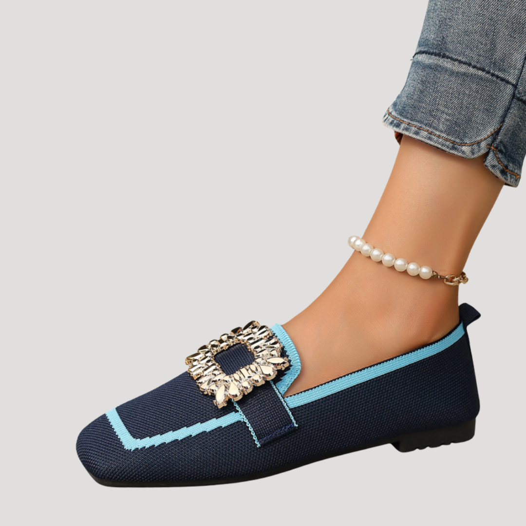 Ballerines plates beiges femme avec boucle bijou, bout carré. Confortables et chics pour la mode femme.