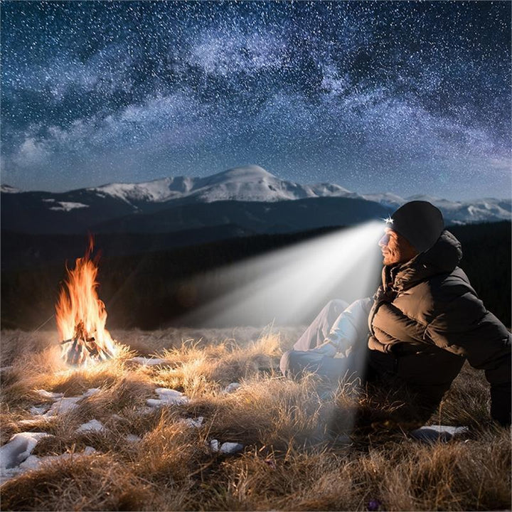 Bonnet lumineux BeamBeanie pour randonnée et camping, mains libres, sécurité accrue en extérieur.