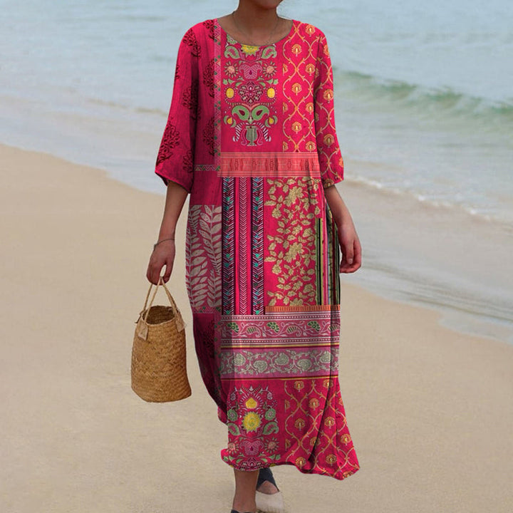 Robe maxi bohème rouge fluide femme, coupe élégante, style ethnique estival pour vacances décontractées.