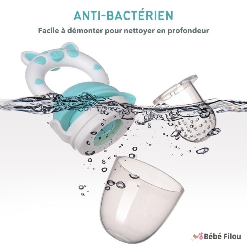 Grignoteuse bébé remplie de fruits frais pour une alimentation saine et une exploration des saveurs en toute sécurité.