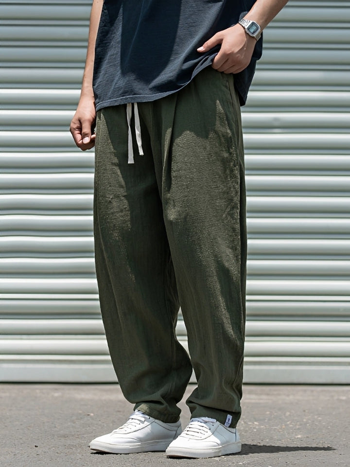 Modèle homme portant un pantalon ample confortable. Parfait pour un look décontracté d'été et les activités de loisirs.