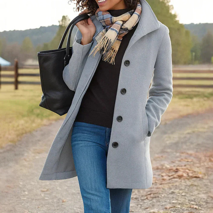 Veste femme hiver, longue et élégante, de style classique. Assure chaleur et une allure distinguée avec ses boutons.