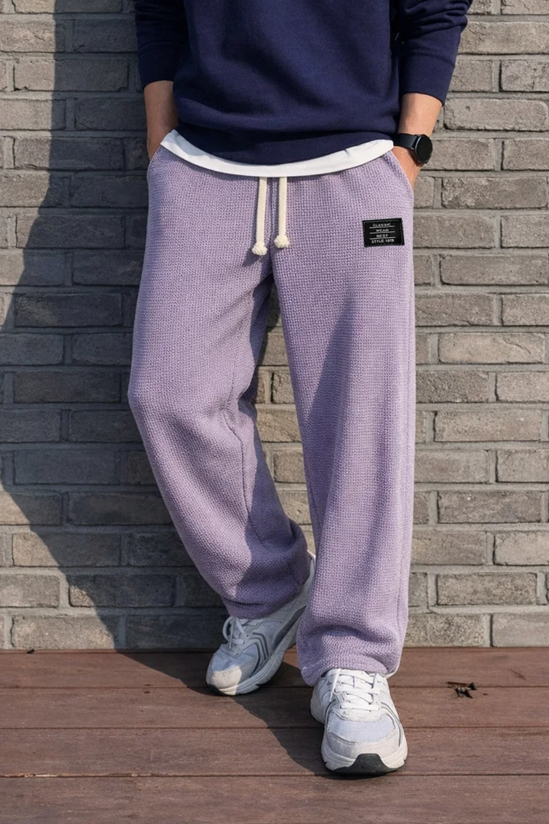 Homme portant le pantalon Lucas décontracté, parfait pour les loisirs et le quotidien avec aisance.