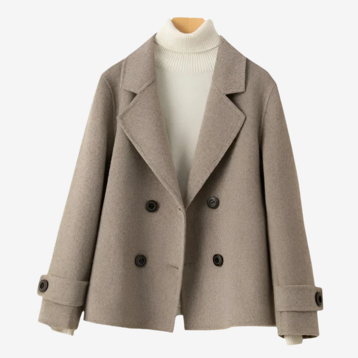 Blazer femme classique double boutonnage, moderne et polyvalent. Veste élégante avec revers structurés pour toute occasion.