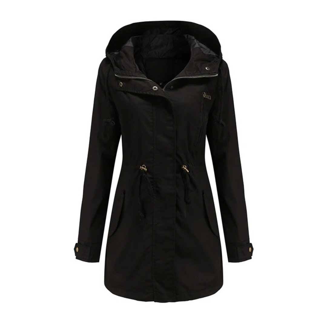 Femme active en veste coupe-vent à capuche, légère et mode, idéale pour les balades printanières et automnales.