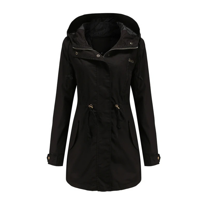 Femme active en veste coupe-vent à capuche, légère et mode, idéale pour les balades printanières et automnales.