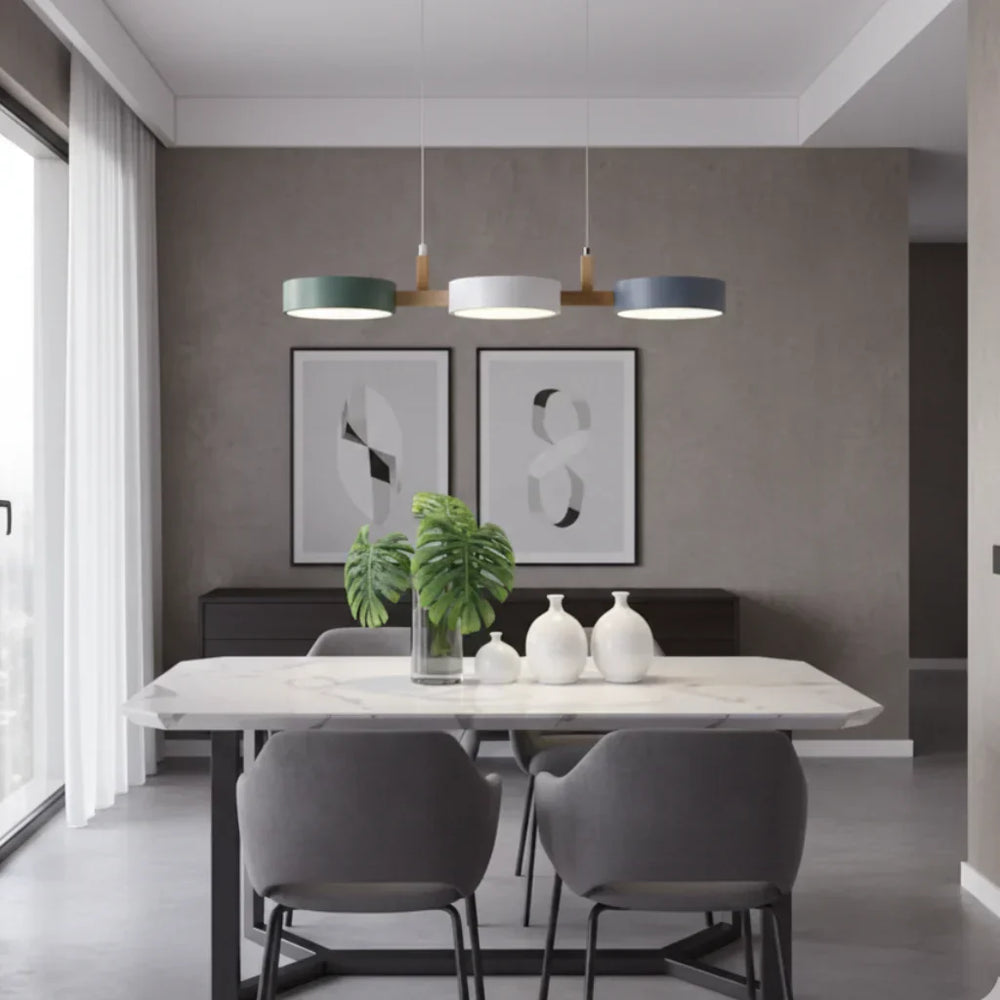Suspension LED contemporaine, design moderne avec lumière réglable pour salon.