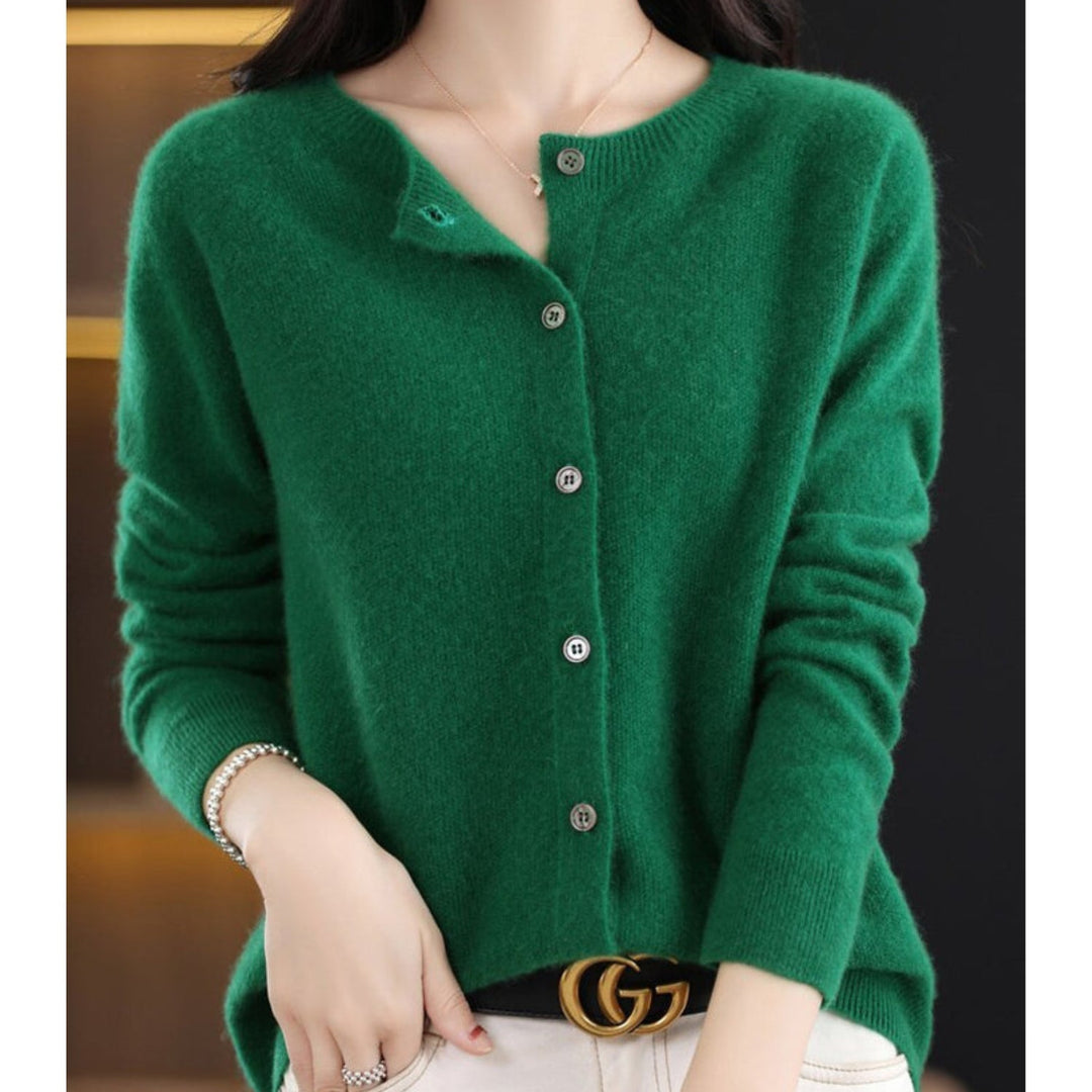 Cardigan femme élégant, coupe classique et col rond, vêtement mode idéal printemps-automne.