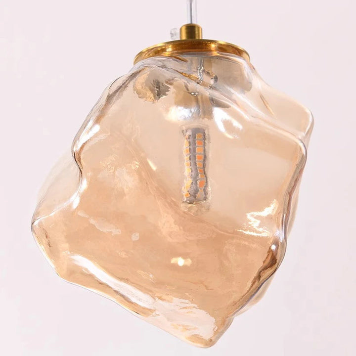 Chandelier suspendu design nordique épuré, éclairage LED moderne pour grand escalier intérieur.
