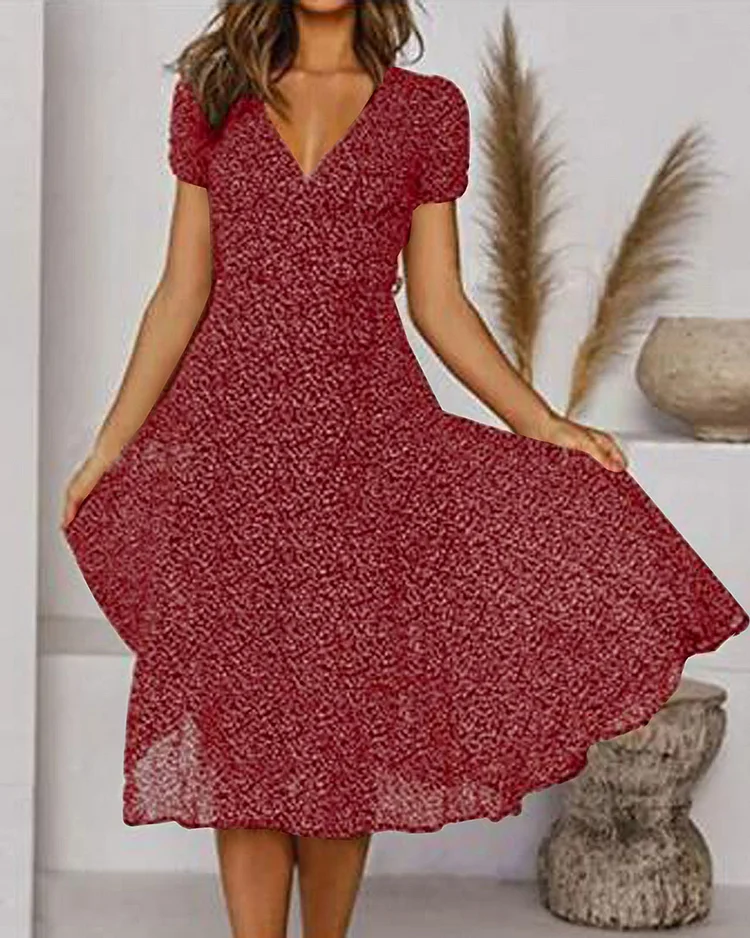 Robe femme midi florale fluide, col V élégant, idéale pour l'été, style chic décontracté et tendance.