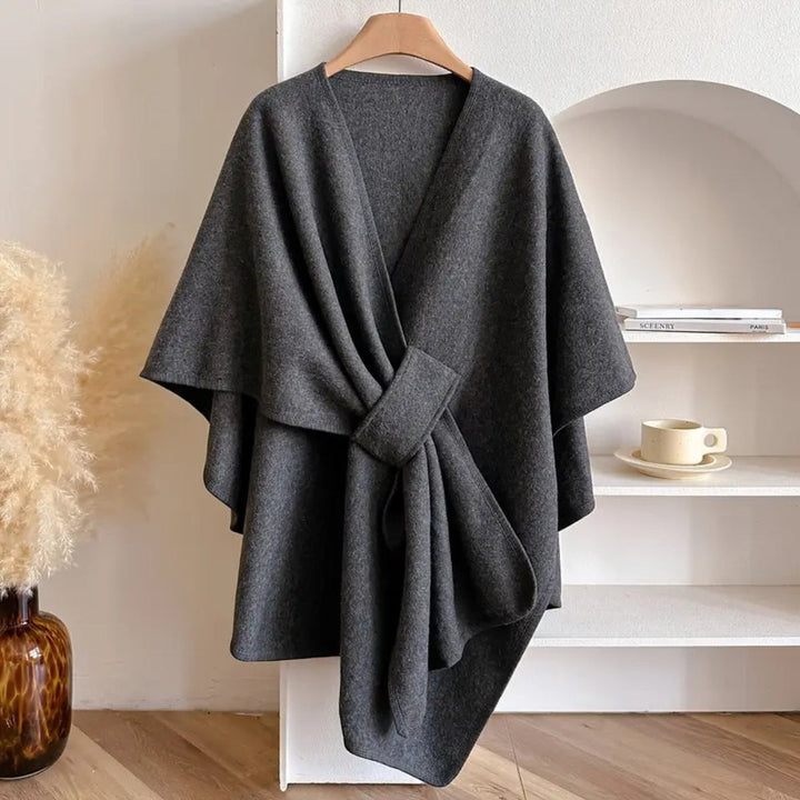 Châle coupe-vent femme chic. Manteau cape élégant, poncho hiver chaud et confortable, vêtement extérieur polyvalent.