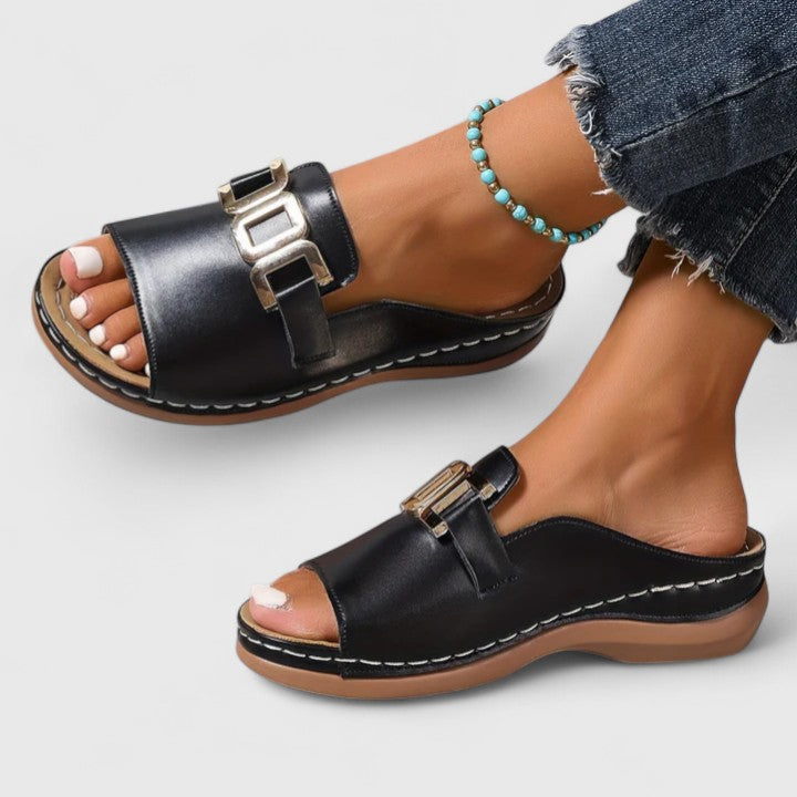 Sandales sophistiquées femme, style mode estival. Chaussures élégantes et confortables.