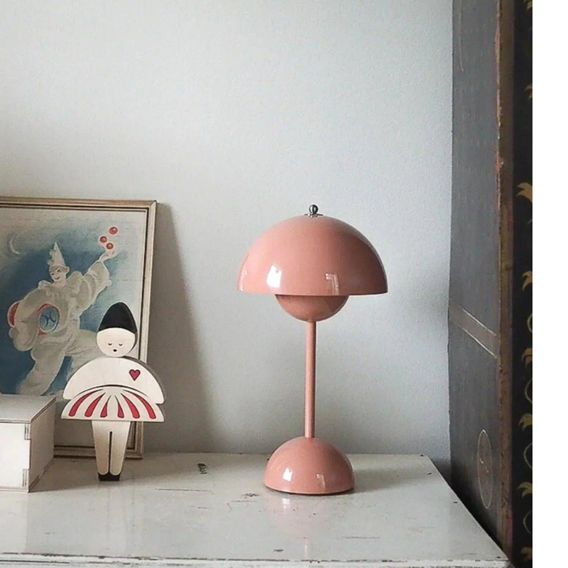 Lampe de table LED en métal, design scandinave, rechargeable et portable, couleur verte tendance.