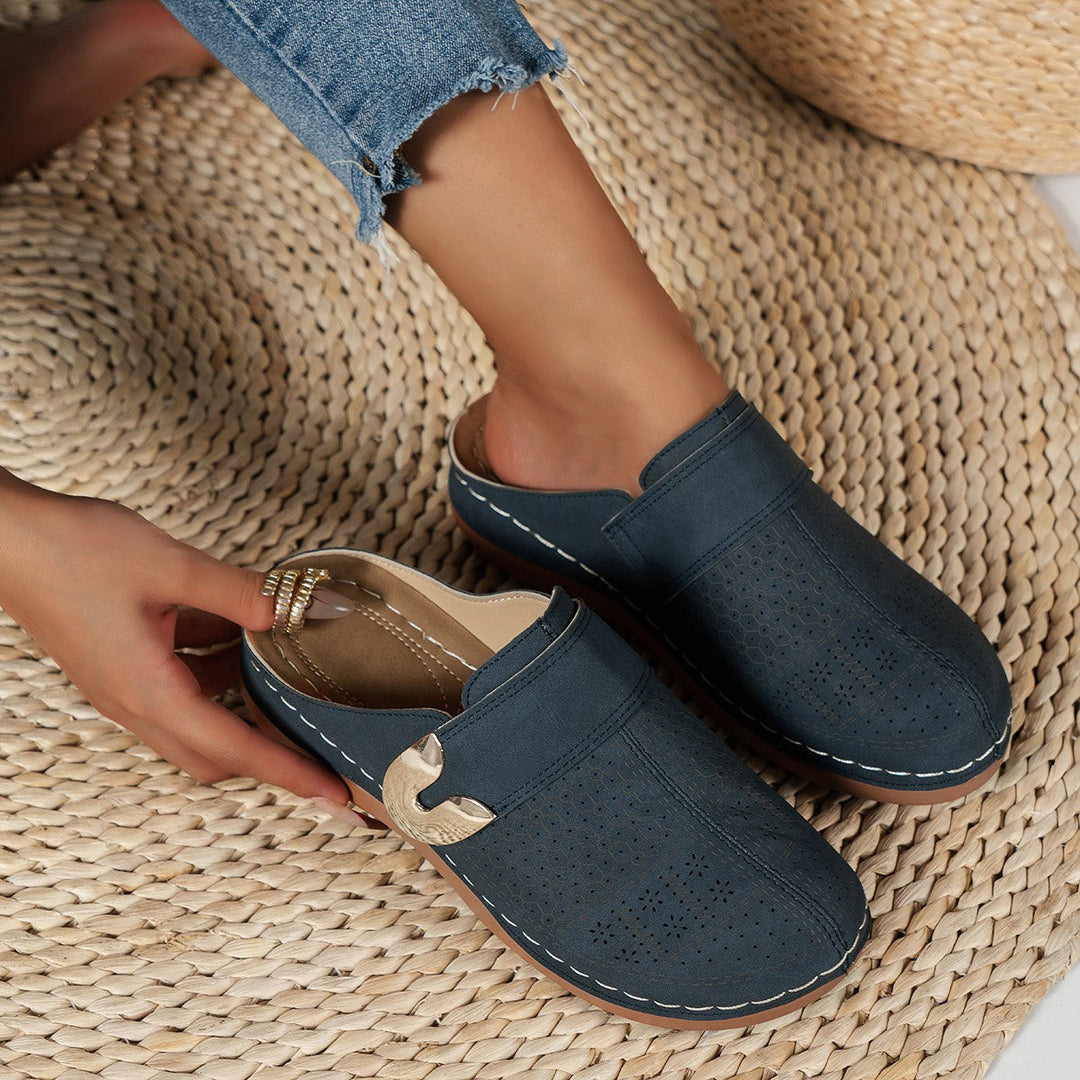 Chaussons élégants pour femme, conception fermée pour un confort optimal et une détente assurée à la maison.