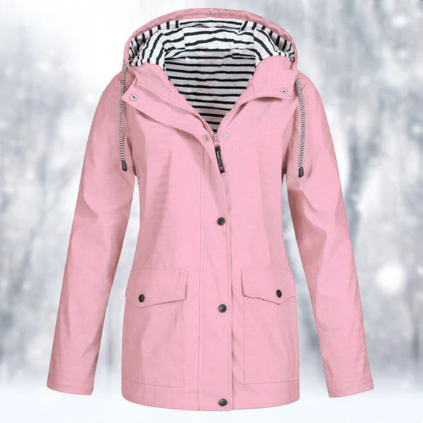 Veste de saison femme imperméable, moderne et décontractée, idéale pour la pluie et les activités en extérieur avec style.