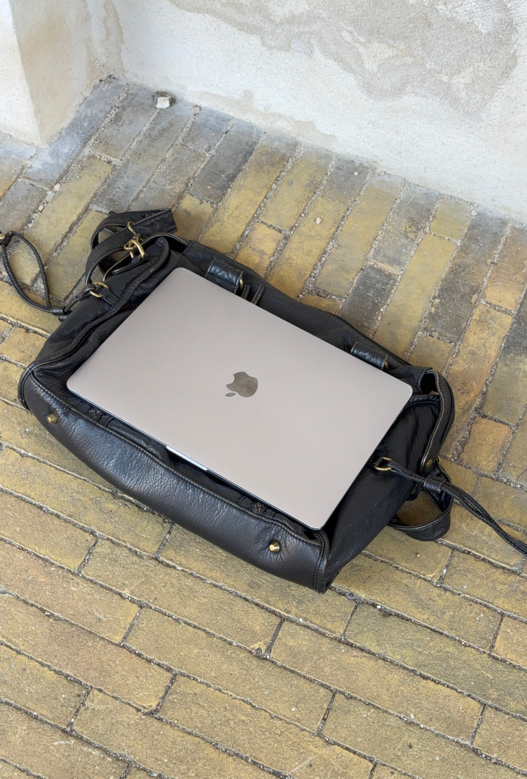 Chic sac à main vintage en cuir noir pour femme, avec bandoulière amovible, idéal pour toutes occasions.
