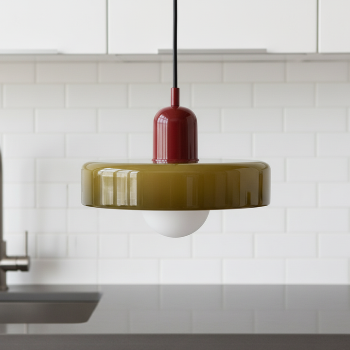 Luminaire suspendu épuré, design Bauhaus moderne, lumière d'ambiance pour salon.