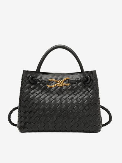 Sac tressé élégant en cuir vegan pour femme, accessoire mode polyvalent.