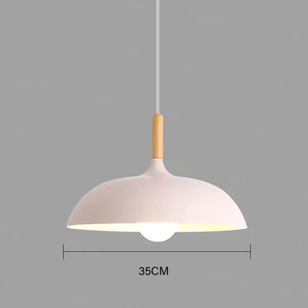 Luminaire suspendu design scandinave en chêne avec technologie LED pour un éclairage optimal.