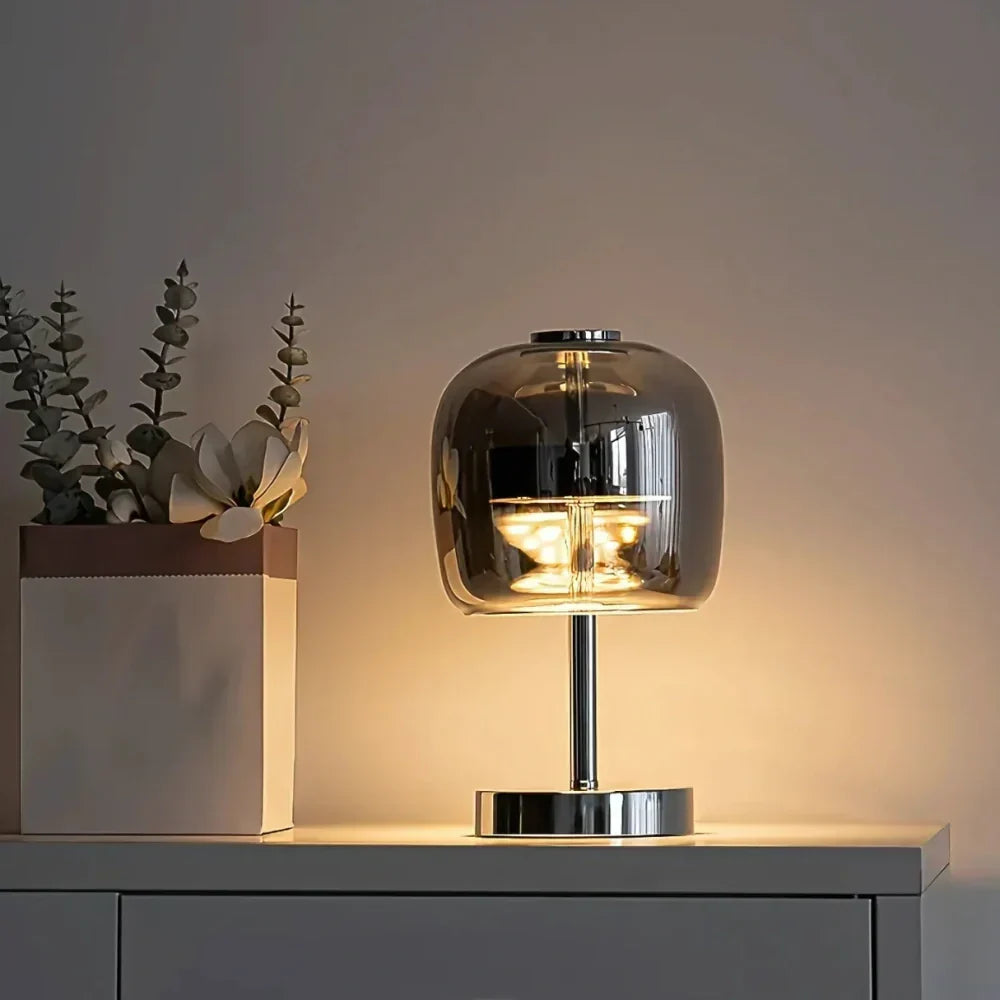 Lampe de table Lumivara moderne dimmable avec port USB. Éclairage ajustable pour salon, chambre ou bureau.