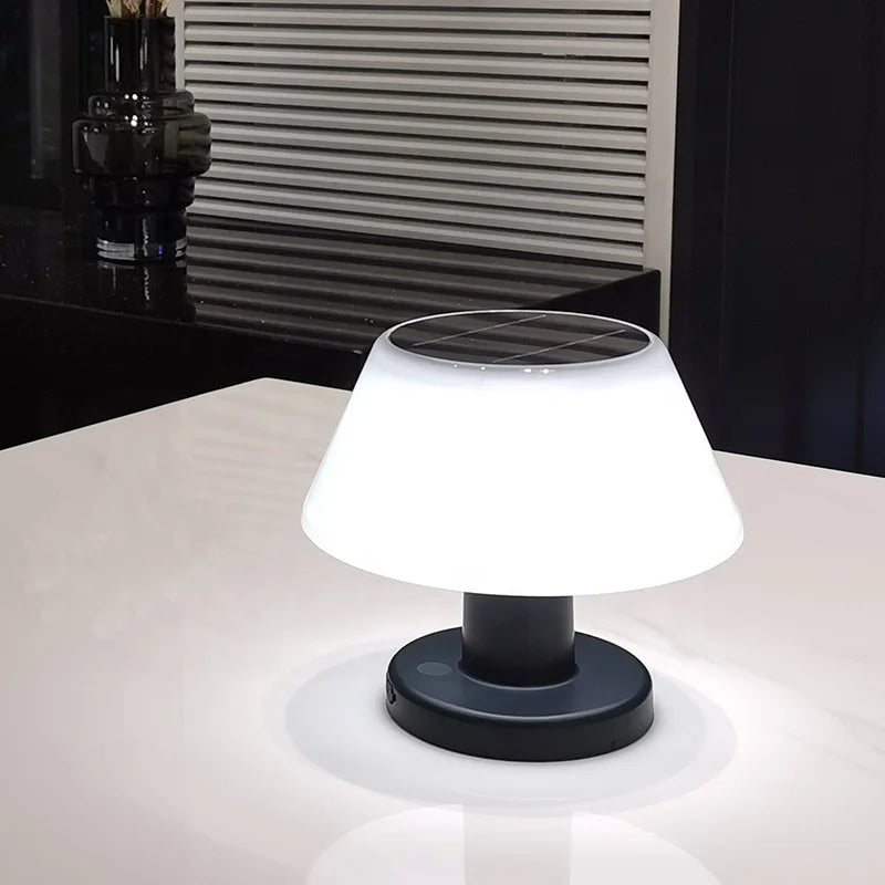 Lampe de table solaire LED polyvalente. Éclairage autonome durable, parfait pour une utilisation intérieure et extérieure sans contrainte.
