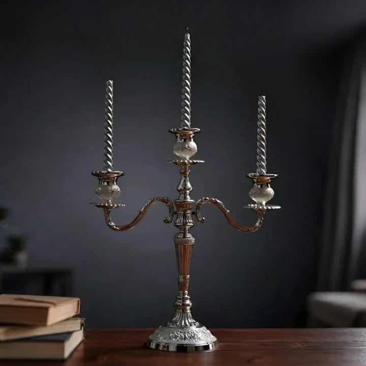 Candelabre décoratif 3 bras en métal doré, parfait pour bougies et ambiance douce.