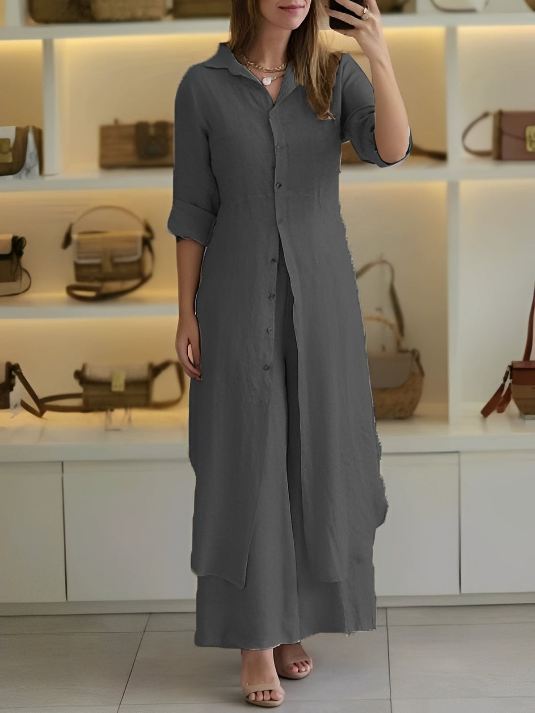Tenue femme deux pièces moderne, chemisier long et pantalon. Style élégant & décontracté pour diverses occasions.