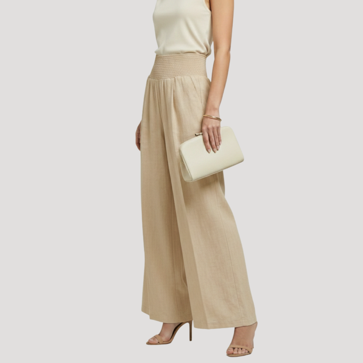 Pantalon fluide femme casual à taille smockée pour un confort optimal, jambes larges et style décontracté.