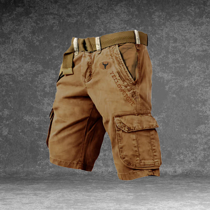 Homme portant un short cargo décontracté pour l'été, parfait pour les loisirs en extérieur.