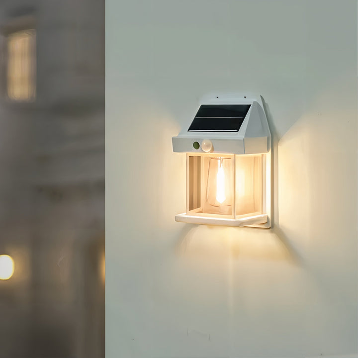 Luminaire extérieur moderne : applique murale LED solaire pour jardin, éclairage autonome et esthétique.