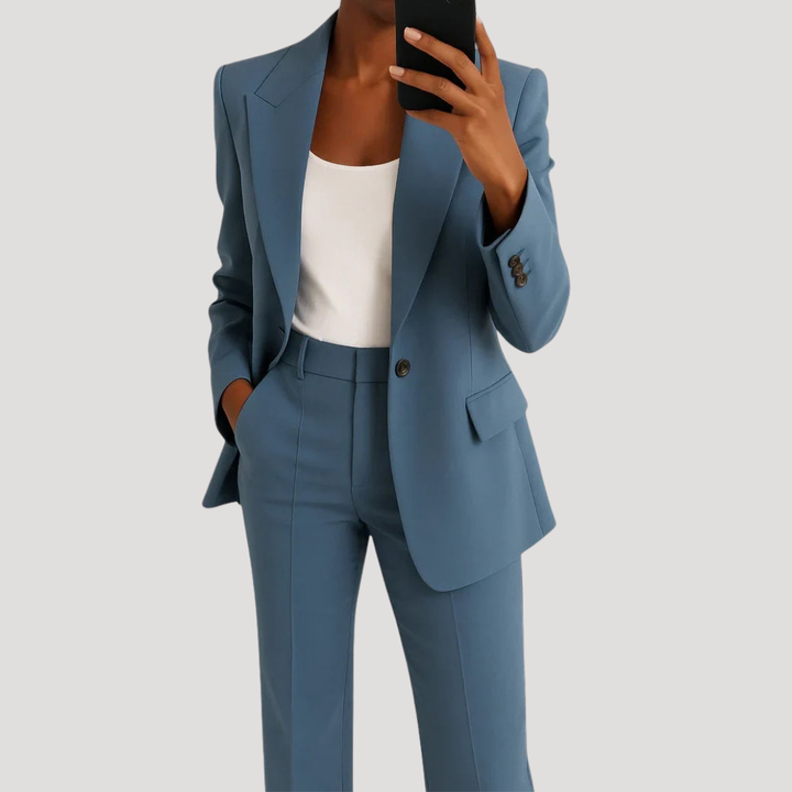 Tailleur femme structuré élégant, parfait pour bureau et mode professionnelle. Veste ajustée, pantalon taille haute.
